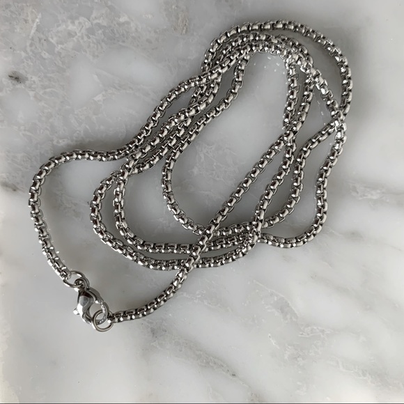 Silver Box Link Chain Necklace in Mint Condition - Picture 4 of 4